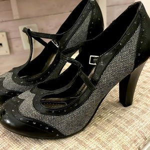 Dexflex comfort size 8.5 black and gray heel